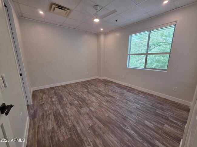 Building Photo - 16715 E Parkview Ave