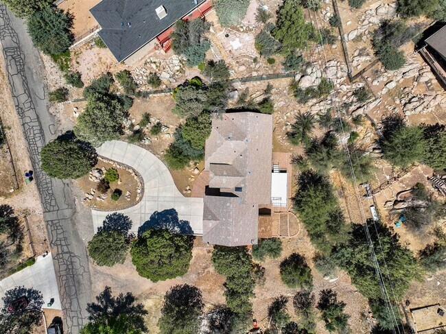 Building Photo - Immaculate 3 bedroom, 2 bath home in Presc...