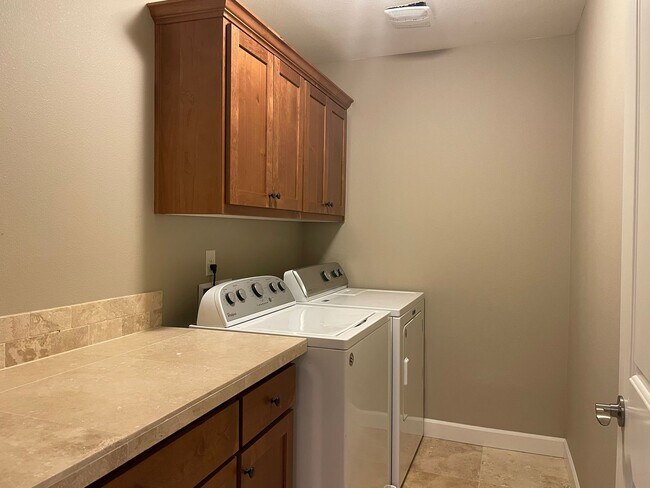 Building Photo - BEAUTIFUL LUXURY Style Townhouse with a gorgeous VIEW! Gated community in Camas! Top Rated Schools!