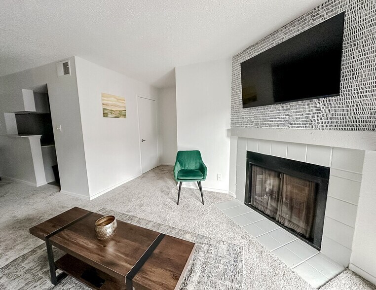 Building Photo - 1071 Clayton Ln