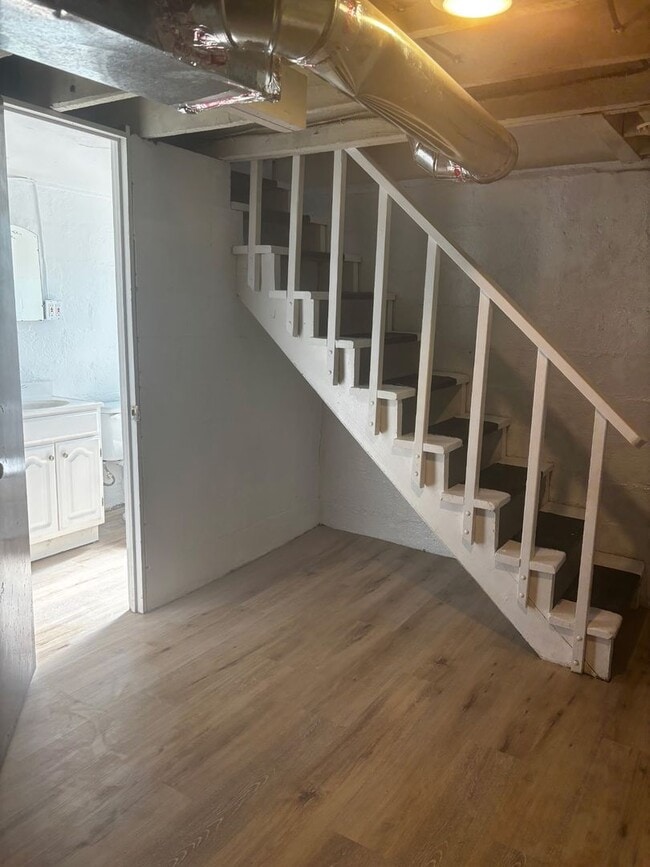Building Photo - 2 Bedroom 1.5 Bath  house available now!