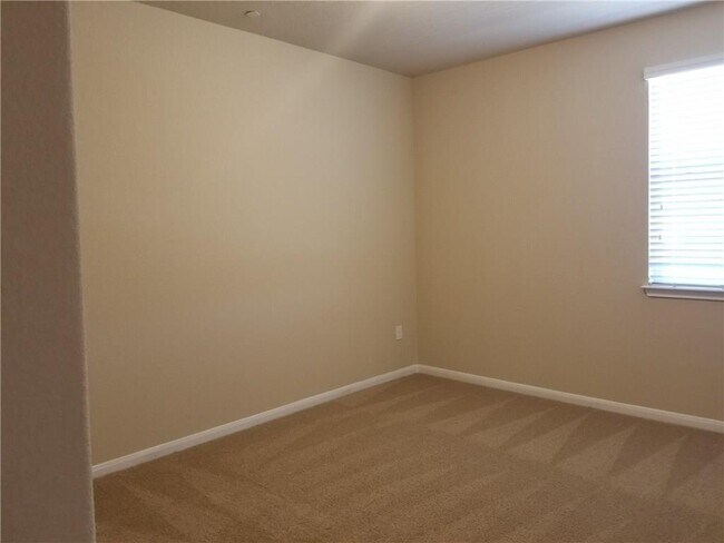 Building Photo - 2880 Donnell Dr