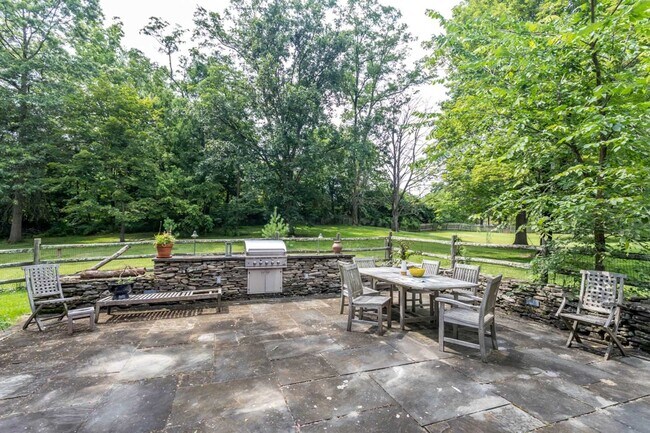 Building Photo - 16-18 Broadway