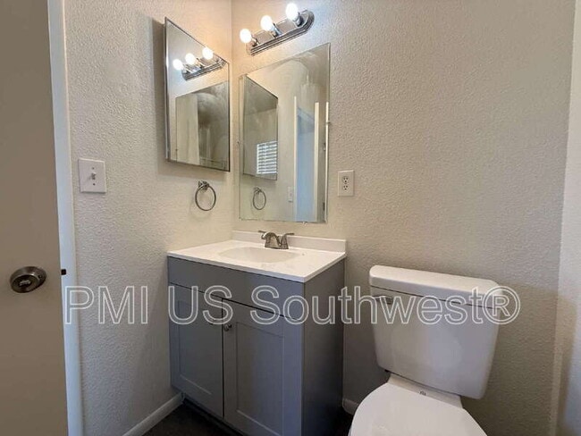 Building Photo - 664 Honeysuckle Rd