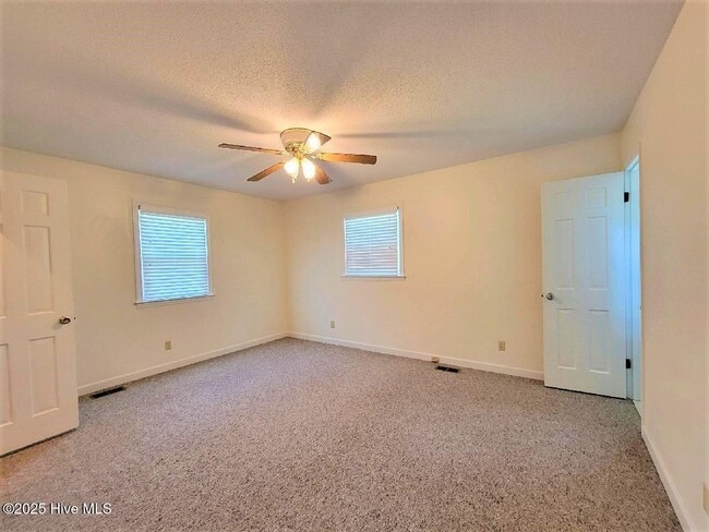 Building Photo - 304 Beech Ln
