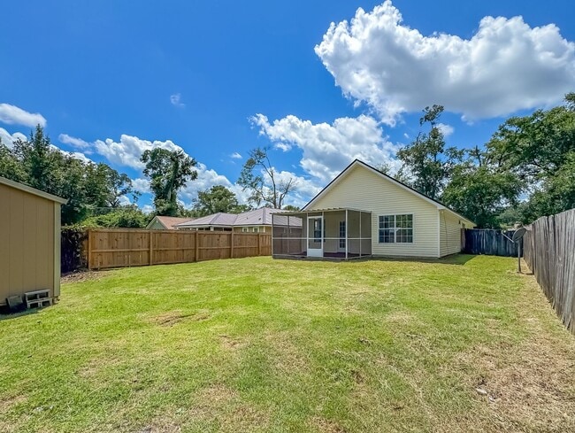 Building Photo - Renovated 3/2 House w/ New Paint/Flooring,...
