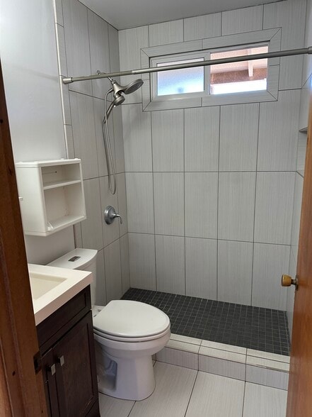 Full bathroom - 200 Lono Ave