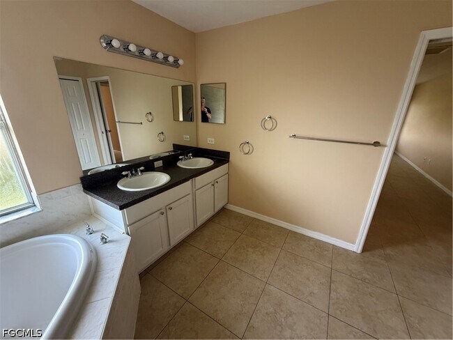 Building Photo - 905 SW 8th Ct