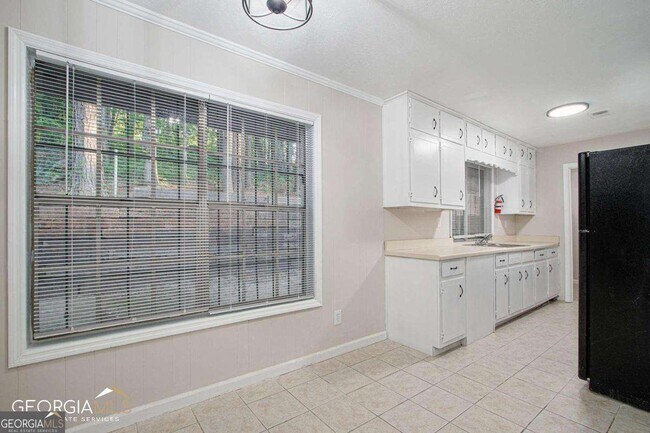 Building Photo - 2243 7 Oaks Cir