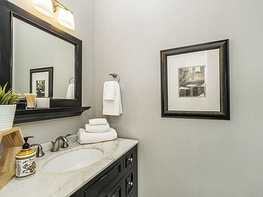 Building Photo - This light filled & charming home in a convenient location!