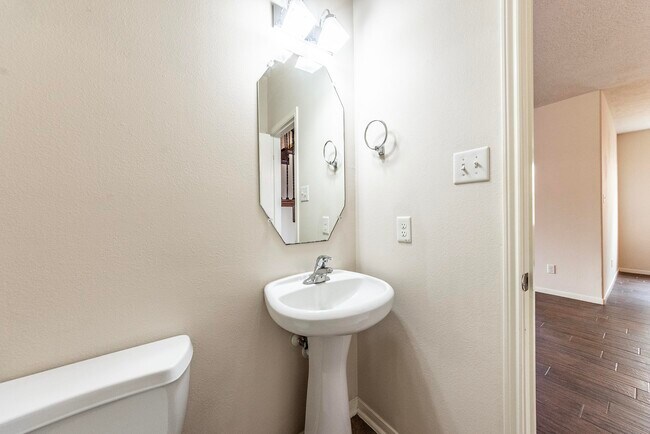 Building Photo - 913 Boxelder Pointe