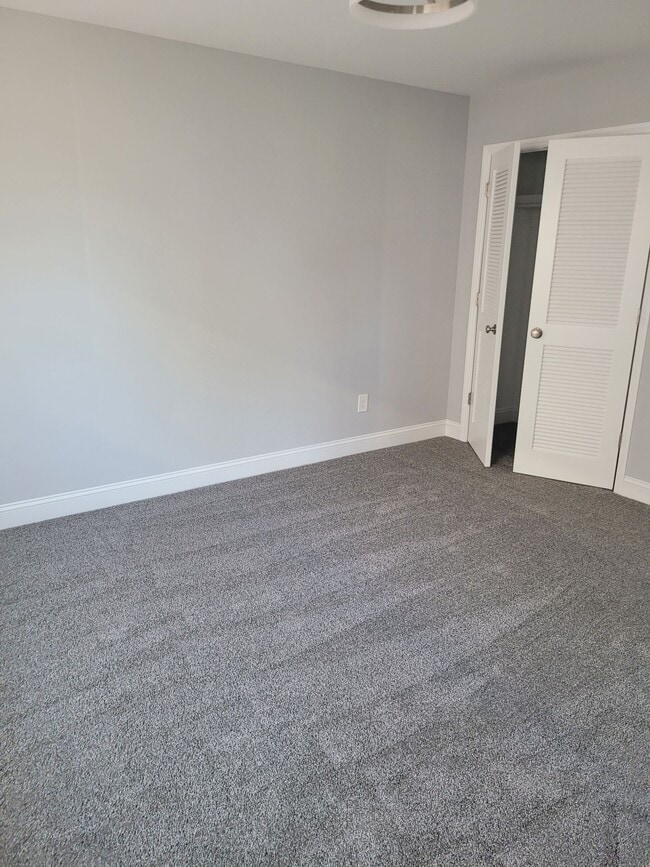 Building Photo - 2 Bedroom, 2.5 Bath Modern Duplex - Walkin...