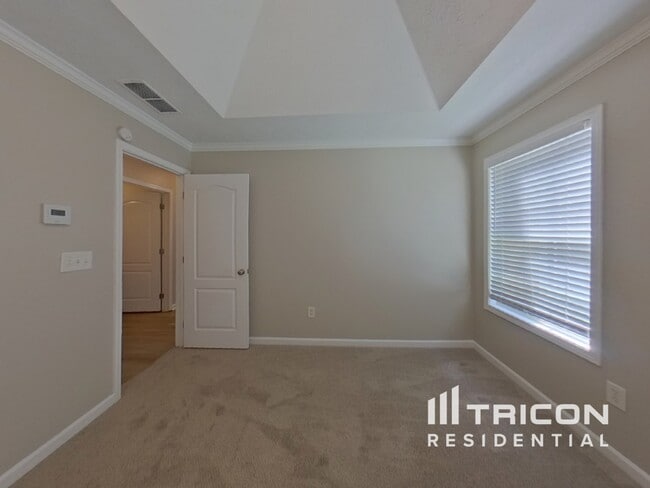 Building Photo - 350 Valley View Dr