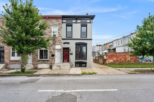 Building Photo - GORGEOUS end unit in Baltimore! 3 Bedrooms 3 Bathrooms Plus a Rec Room!