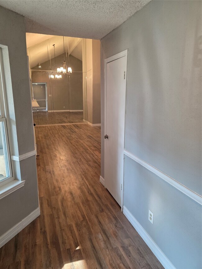 Building Photo - 3214 S Briar Knoll Dr
