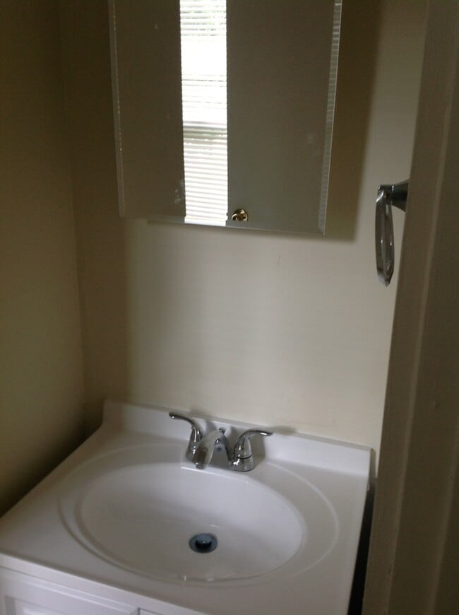 Building Photo - Single Family Home 4 Bed 2 Full Baths