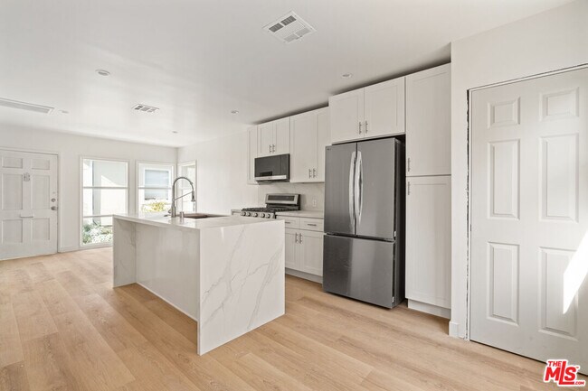 Building Photo - 820 3rd St