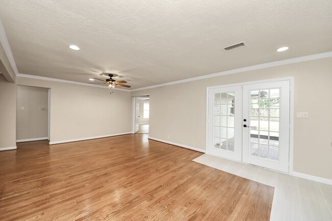Building Photo - 2215 Gardenia Dr