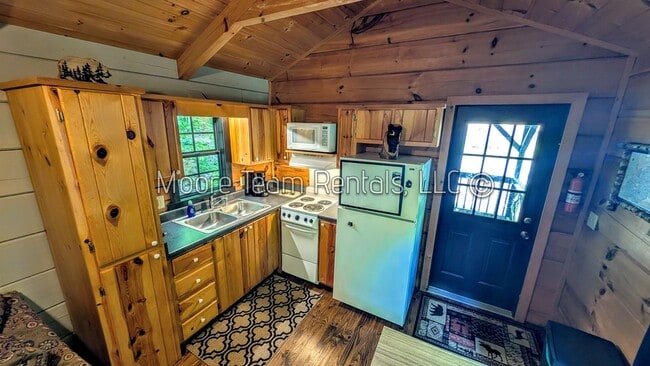 Building Photo - 1/1 Cabin w/ Loft in Small Community