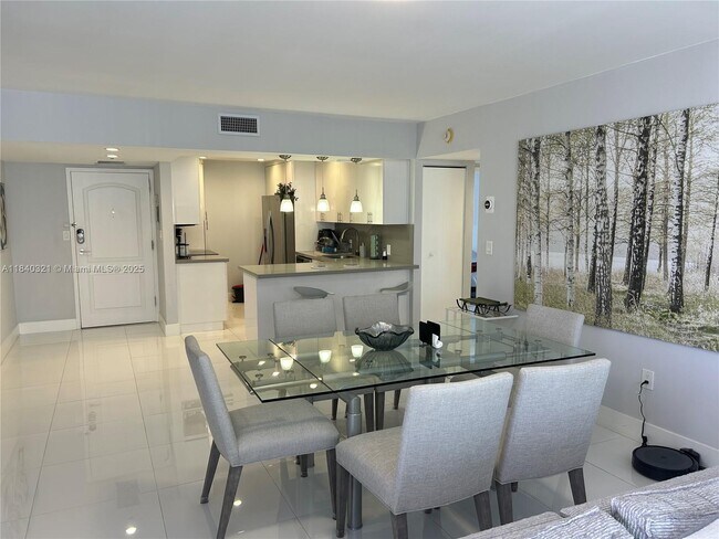 Building Photo - 3625 N Country Club Dr