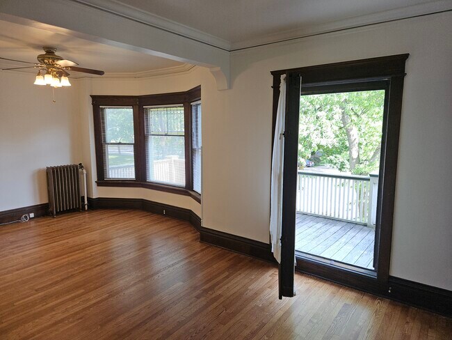 Building Photo - 1900 E Newberry Blvd