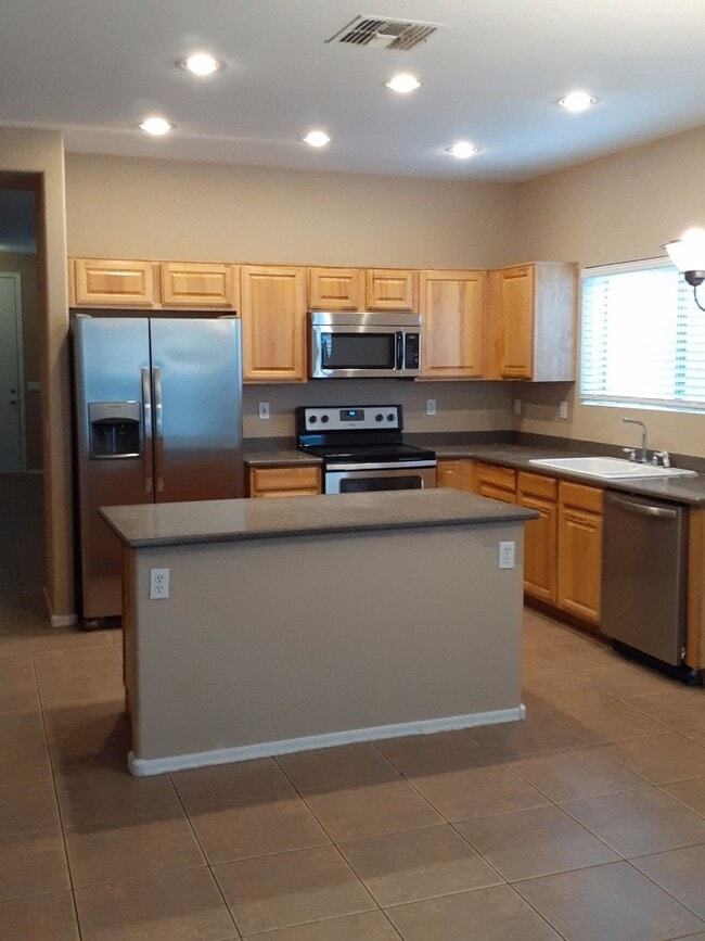 Building Photo - Nice 3 bed 2 bth and den home