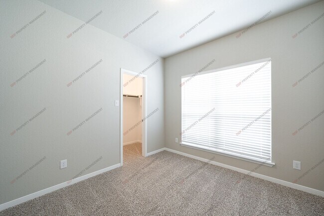 Building Photo - 716 Skylar Heights Dr