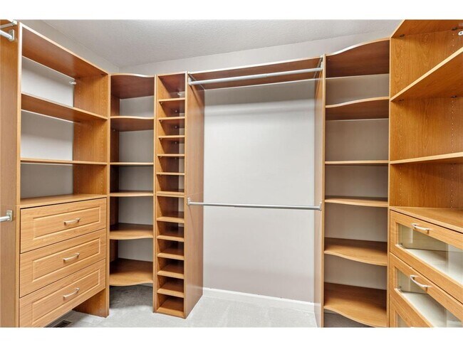 Building Photo - 6210 Deerwood Cir N