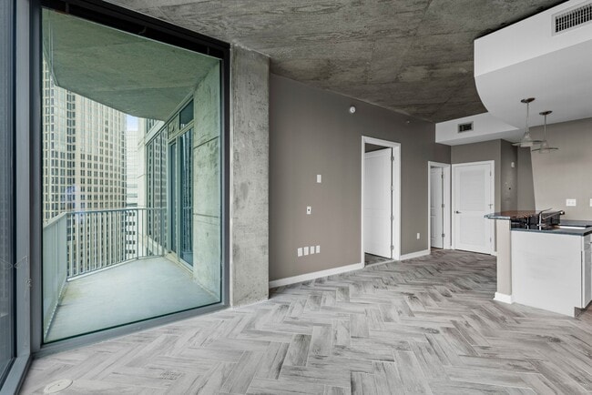 Building Photo - Uptown Condo with AMAZING VIEW!