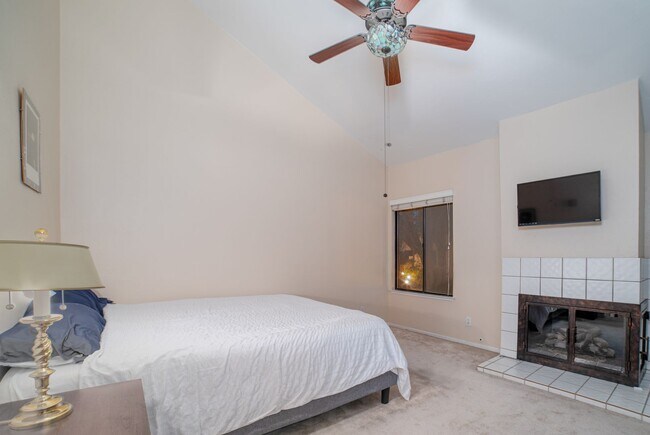 Building Photo - 3/2.5 Executive Condo in Downtown Fresno (...