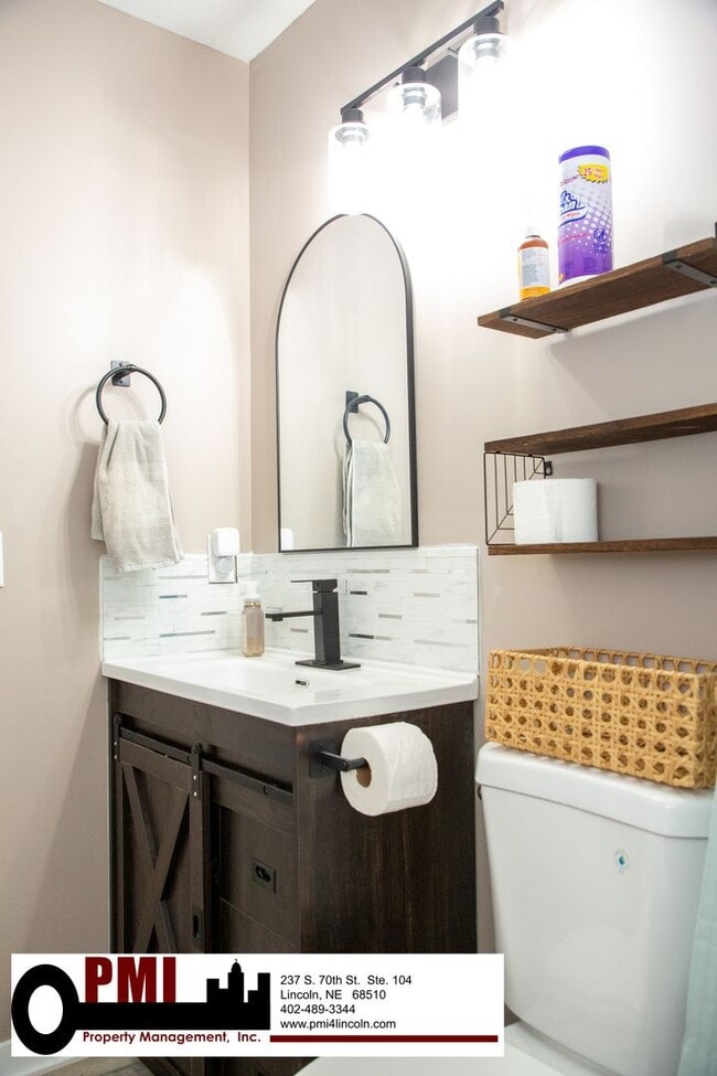 Building Photo - 4 Bedroom and 3 bathroom Fully Furnished