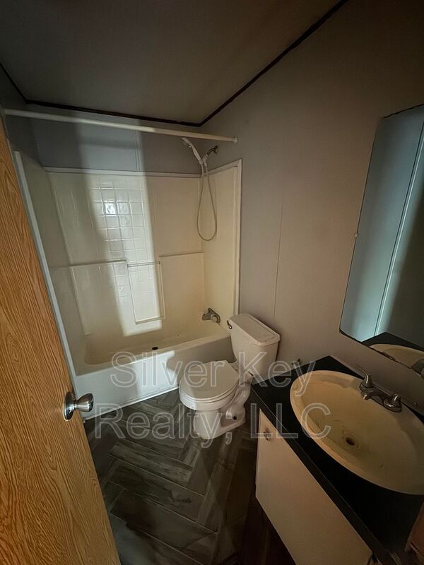 Building Photo - 901 Eastanallee Ave