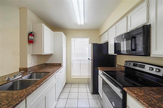 Building Photo - 3900 Woodchase Dr