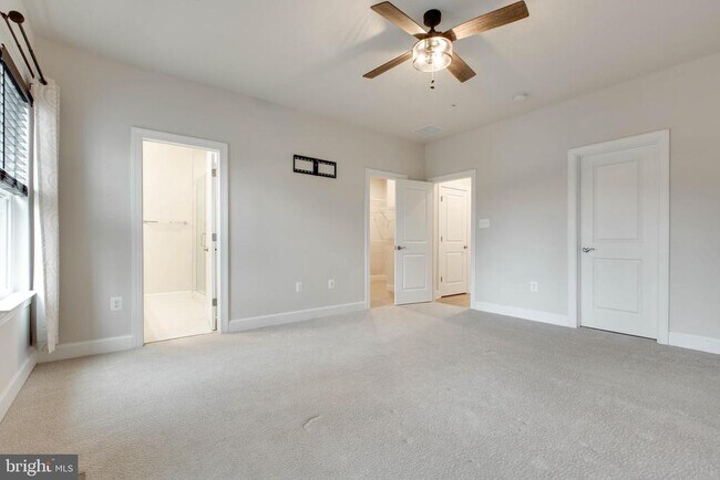 Building Photo - 8369 Meadowood Dr