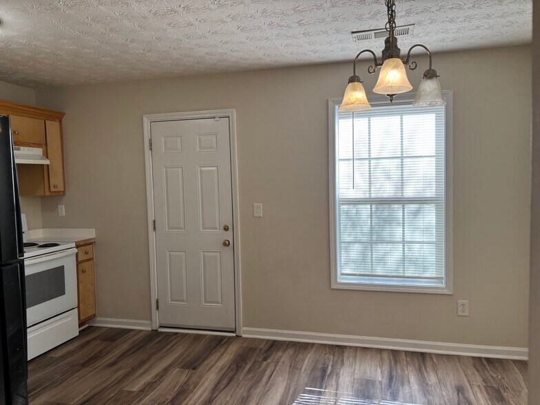 Breakfast Area in Kitchen - 97 Lily Dr Apt I, Lily Drive Apartments