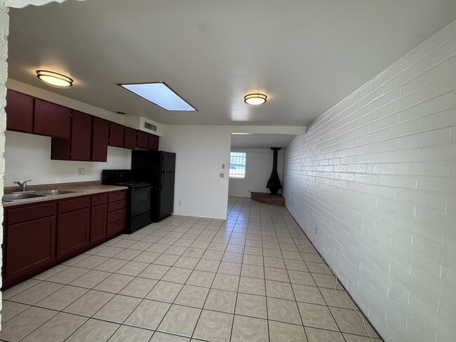 Building Photo - Introducing a charming 2 bedroom, 1 bathro...