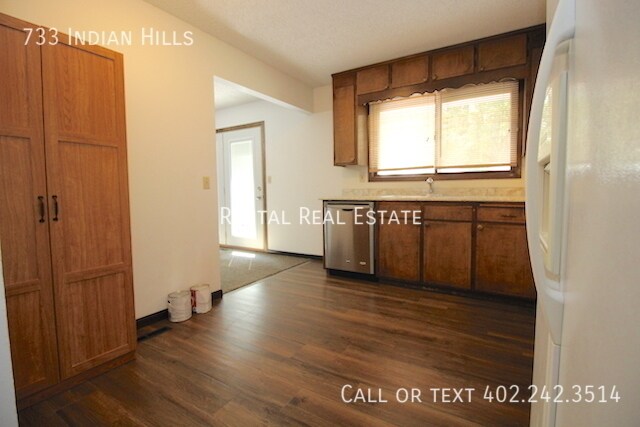 Building Photo - 733 Indian Hills Dr