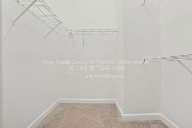 Building Photo - 711 Cosmopolitan Dr NE