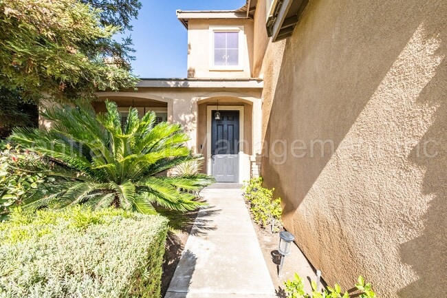 Building Photo - 4 Bedroom/3 Bath Home with Solar, Pool and...