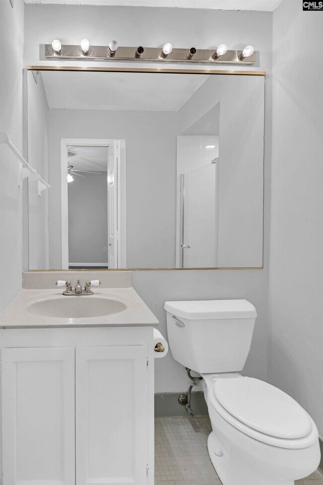 Building Photo - 5516 Lakeshore Dr