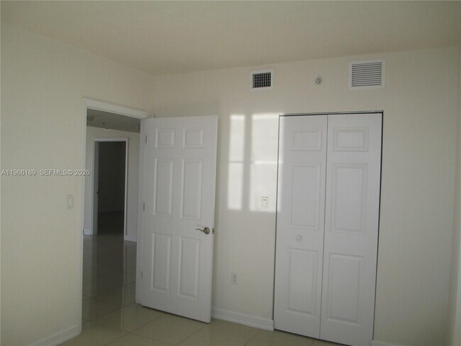 Building Photo - 420 SW 12th Ave