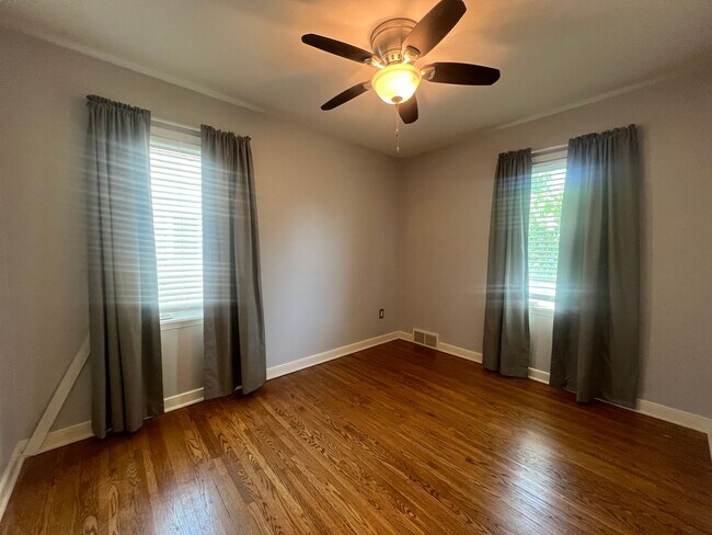 Building Photo - 2 Bed, 1 Bath Single-Family Home Close to ...