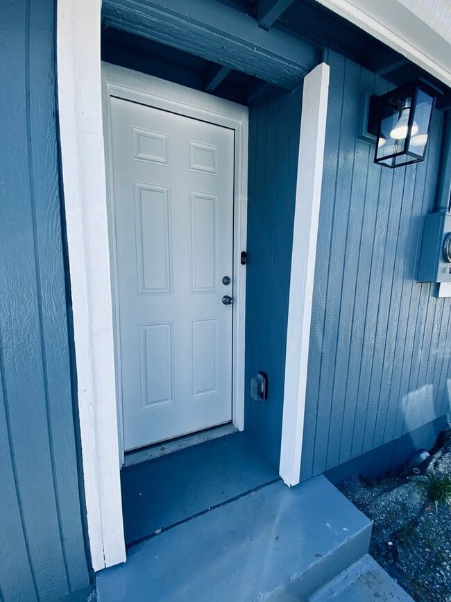 Building Photo - Newly Renovated Everett Apartment