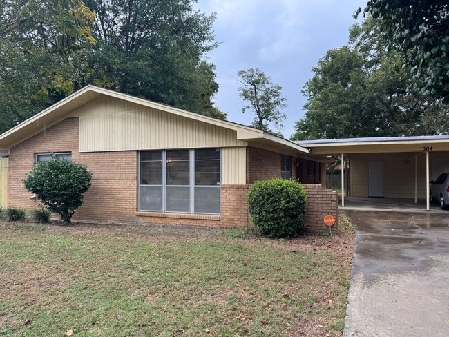 Primary Photo - 3/2 Fenced Yard Covered Parking