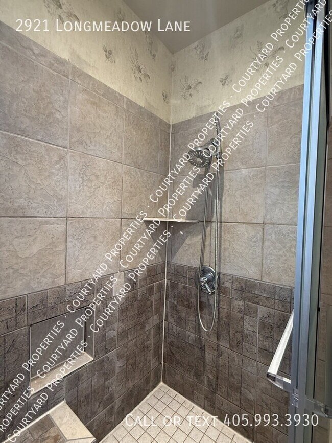 Building Photo - 2921 Longmeadow Ln