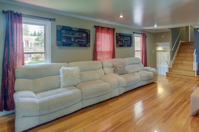 Building Photo - 9305 Pine View Ln