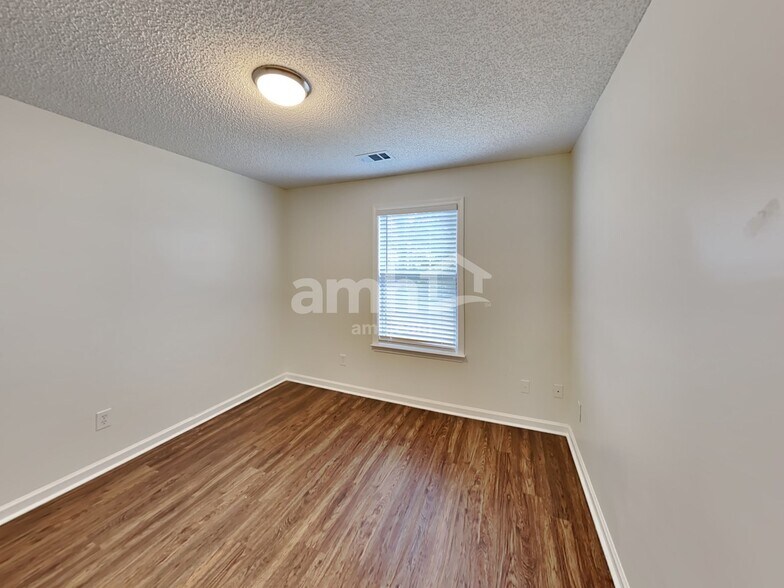 Building Photo - 582 Lullingstone Dr SE