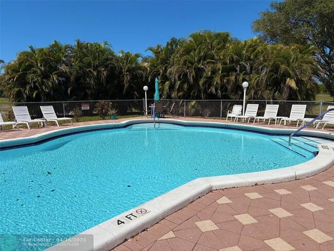 Building Photo - 1055 Country Club Dr