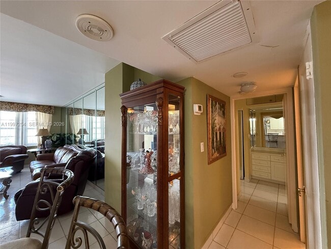 Building Photo - 100 Lincoln Rd