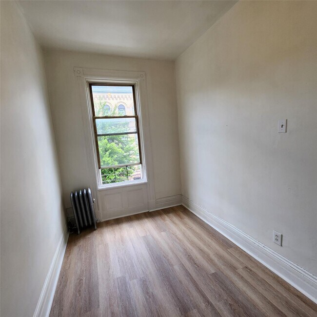 Building Photo - 396 E 155th St